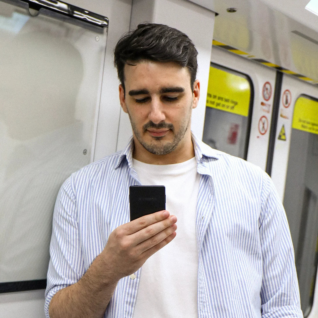 Is a 3.7-Inch Tiny E-Reader Usable? The Honest Tradeoff