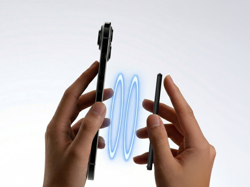 La liseuse s'aimante au dos du téléphone