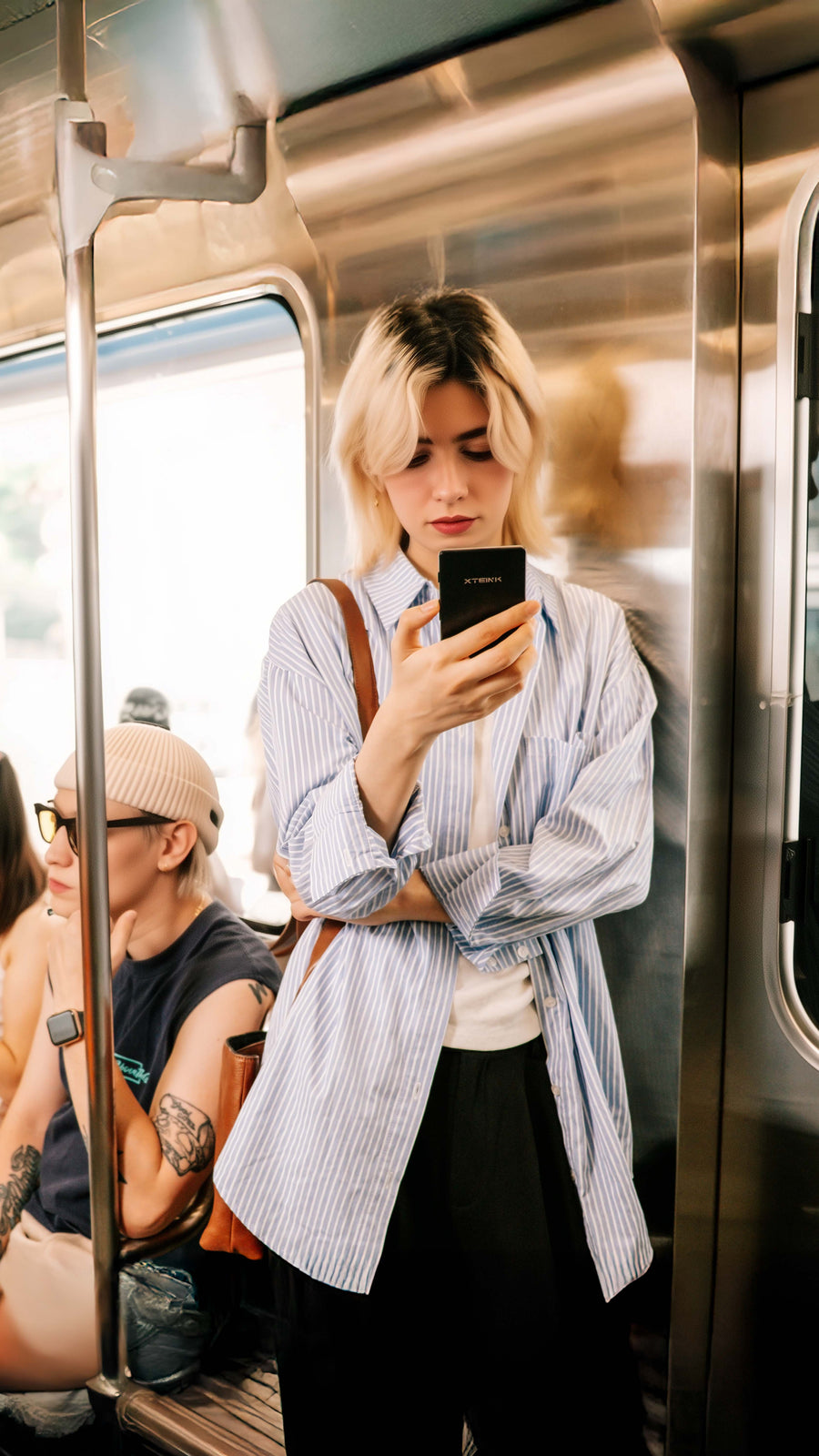 Đọc sách trên xe buýt với Xteink — thay vì lướt feed, mở một chương mới